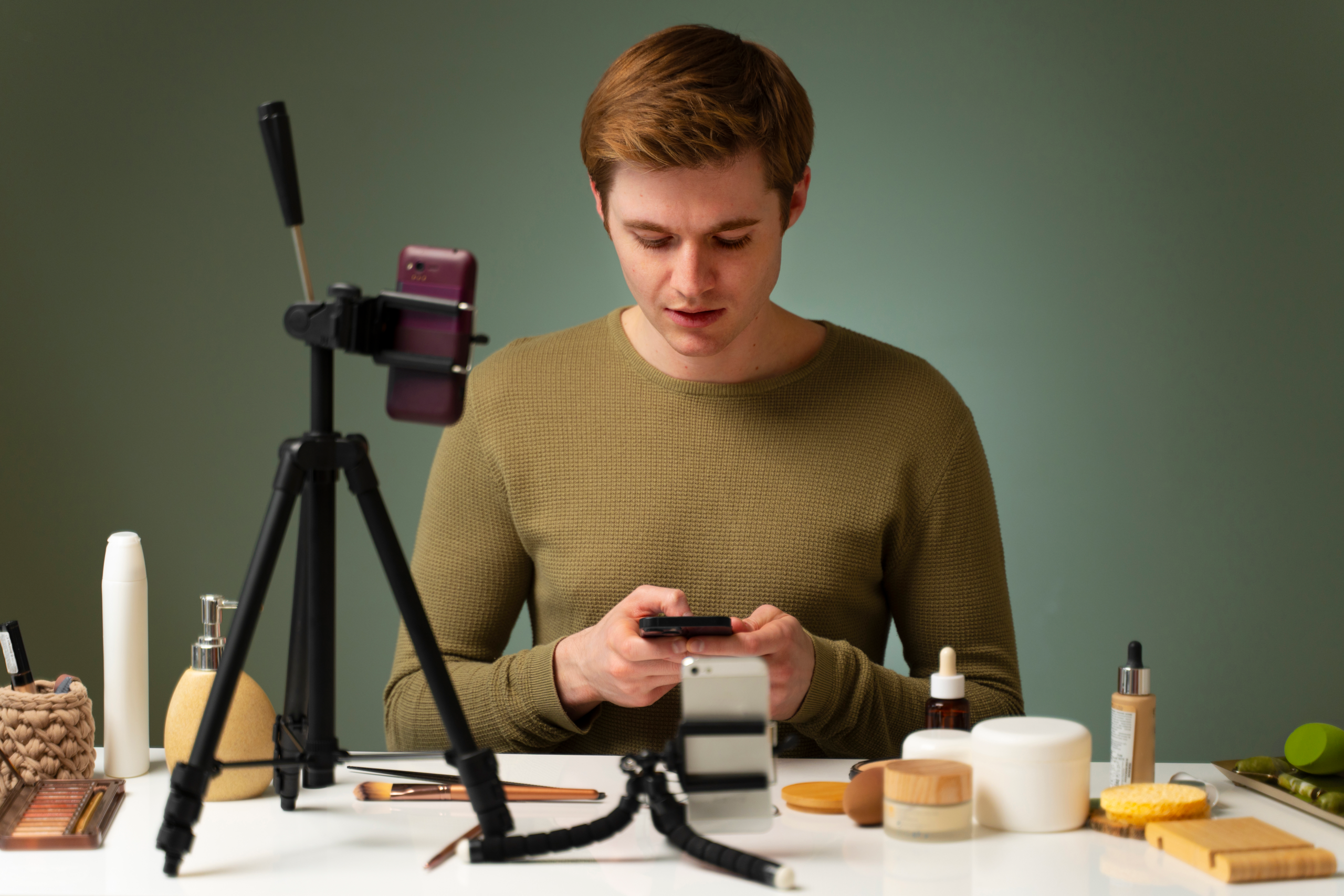 male-influencer-doing-beauty-tutorials